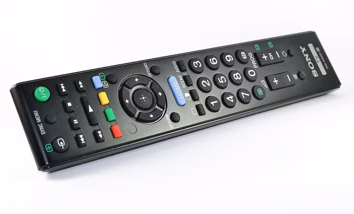 Do remote tiêu thụ dòng điện rất nhỏ, nó không đủ mạnh để tự phá vỡ lớp oxy hóa, khác với các thiết bị như máy ảnh.