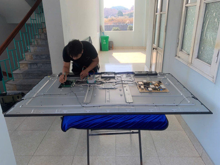 Các mẫu TV giá rẻ thường sử dụng linh kiện và phần mềm hạn chế, dễ lỗi thời hơn các dòng cao cấp.