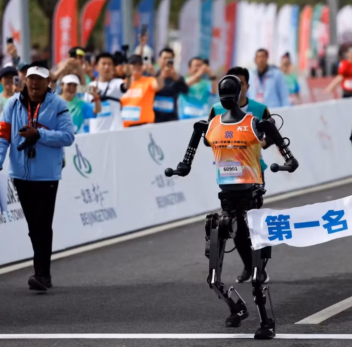 Dấu mốc đáng chú ý đến tại Thế vận hội Robot hình người ở Bắc Kinh, nơi robot Tien Kung Ultra giành huy chương vàng chạy 100m nhờ hệ thống cảm biến thị giác 3D do Orbbec phát triển.