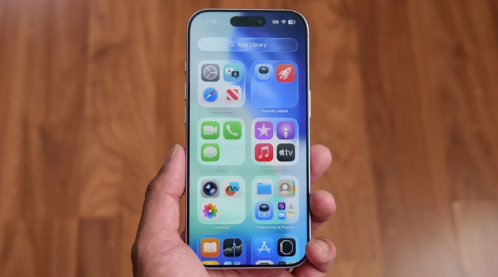 Nhờ chạy iOS 26, người dùng iPhone 17 có đầy đủ các tính năng như Dịch trực tiếp và Kiểm tra cuộc gọi mà không cần bỏ thêm tiền.