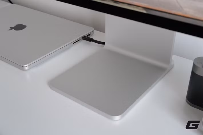 Phiên bản nano-texture đặc biệt phát huy hiệu quả trong môi trường nhiều ánh sáng khi giảm phản chiếu rõ rệt mà không làm ảnh hưởng đến độ chi tiết hay màu sắc hiển thị.(Ảnh: Genk)