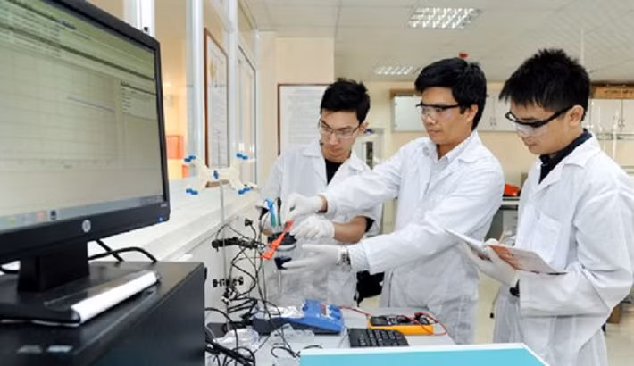 Lĩnh vực thứ hai được vị tỷ phú đánh giá có khả năng “miễn nhiễm” tốt trước AI là nghiên cứu khoa học, đặc biệt trong các ngành sinh học và y học, nơi tư duy phản biện, trực giác và khả năng đặt giả thuyết mới vẫn là lợi thế lớn của con người.