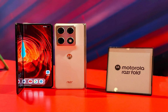 Motorola cũng gây chú ý với Razr Fold dạng sách, hỗ trợ bút stylus và cụm camera 50MP, nhấn mạnh tính di động cho người dùng chuyên nghiệp.