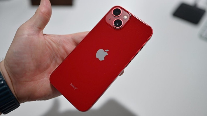 iPhone 13 series cũ vẫn đáng mua nhờ chip A15 Bionic, hỗ trợ iOS lâu dài và mức giá khoảng 9 - 13,5 triệu.