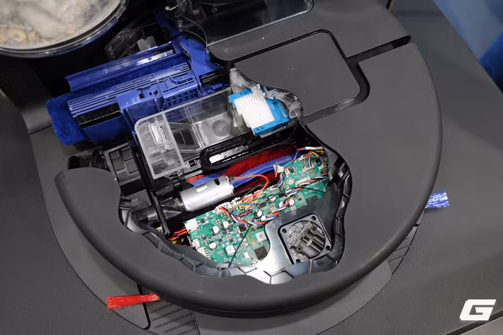 Bên cạnh đó, thiết bị còn có khả năng nhận diện gần 200 loại vật thể trong gia đình như dây cáp, tất hay đồ vật nhỏ, từ đó tối ưu lộ trình và hạn chế va chạm khi hoạt động.(Ảnh: Genk)