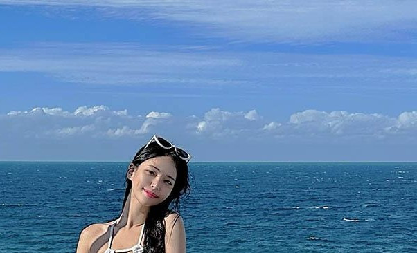 Cô thường xuất hiện tại các resort sang trọng, khoe vẻ đẹp rạng ngời và gu thời trang tinh tế.