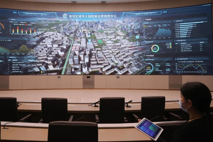 Tất cả dữ liệu được xử lý tập trung qua các nền tảng như City Brain hay Traffic Brain nhằm điều tiết đèn tín hiệu và dự báo ùn tắc theo thời gian thực.