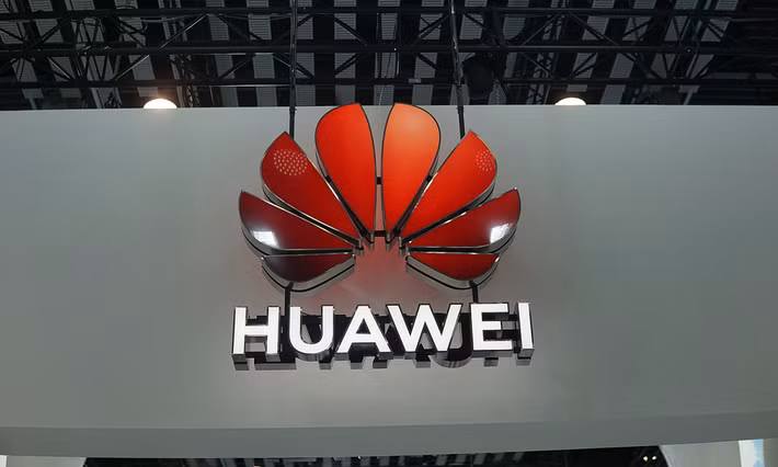 Khác với mô hình phát triển chip truyền thống, Huawei tuyên bố “Định luật Định cỡ Tau” sẽ thay thế cách tiếp cận cũ của Định luật Moore bằng việc tối ưu luồng dữ liệu xuyên hệ thống thay vì chỉ tập trung thu nhỏ kích thước vật lý của transistor.