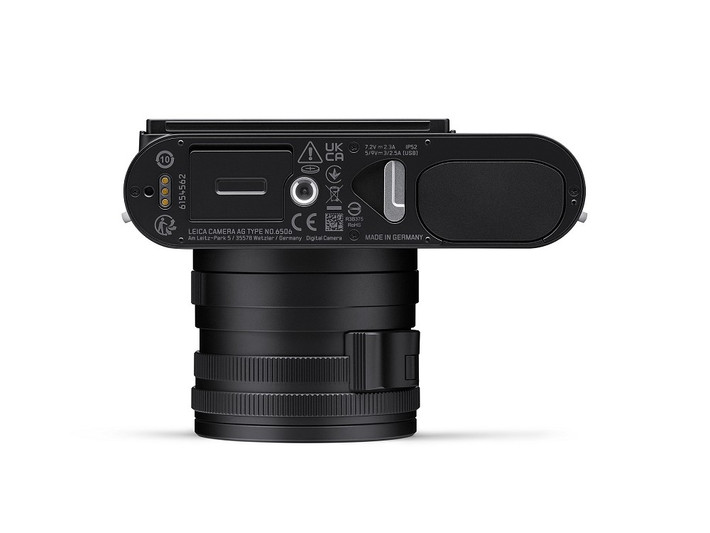 Máy trang bị ống ngắm OLED 5.76 MP, màn hình cảm ứng xoay lật và khả năng chống bụi nước IP52.