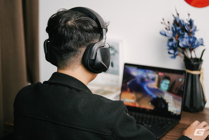 Với công thái học cao, pin bền và kết nối linh hoạt, VOID v2 Max Wireless là lựa chọn lý tưởng cho cả game thủ lẫn dân văn phòng.(Ảnh: Genk)