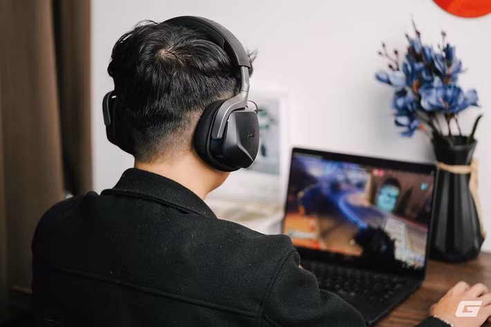 Với công thái học cao, pin bền và kết nối linh hoạt, VOID v2 Max Wireless là lựa chọn lý tưởng cho cả game thủ lẫn dân văn phòng.(Ảnh: Genk)