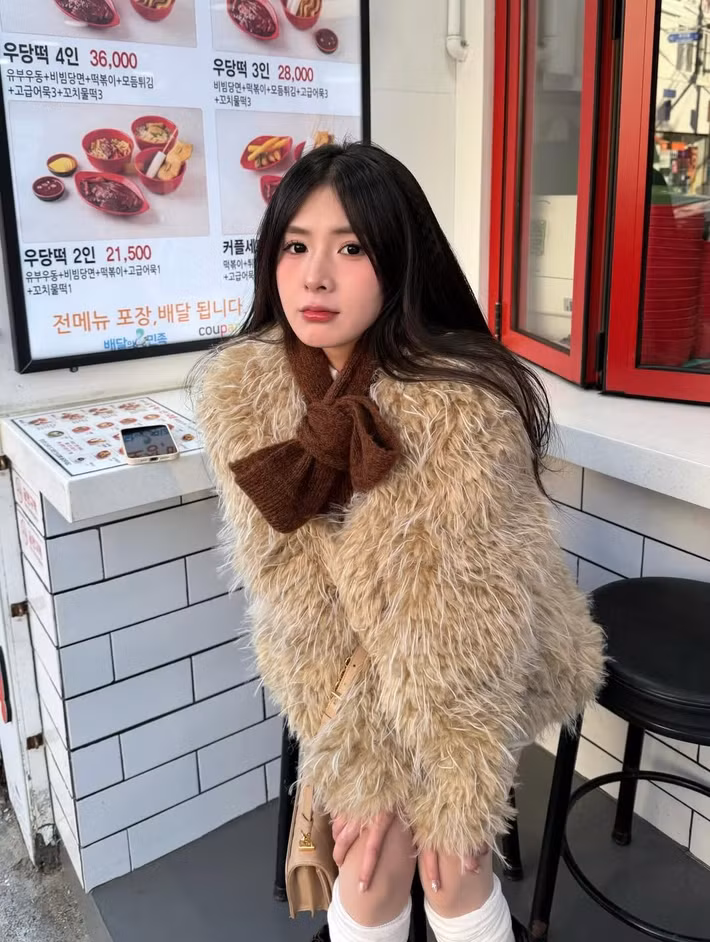 Trong bộ ảnh, Quỳnh Alee chọn phong cách mùa đông nhẹ nhàng với gam màu trung tính, tôn lên vẻ nữ tính và tinh tế.