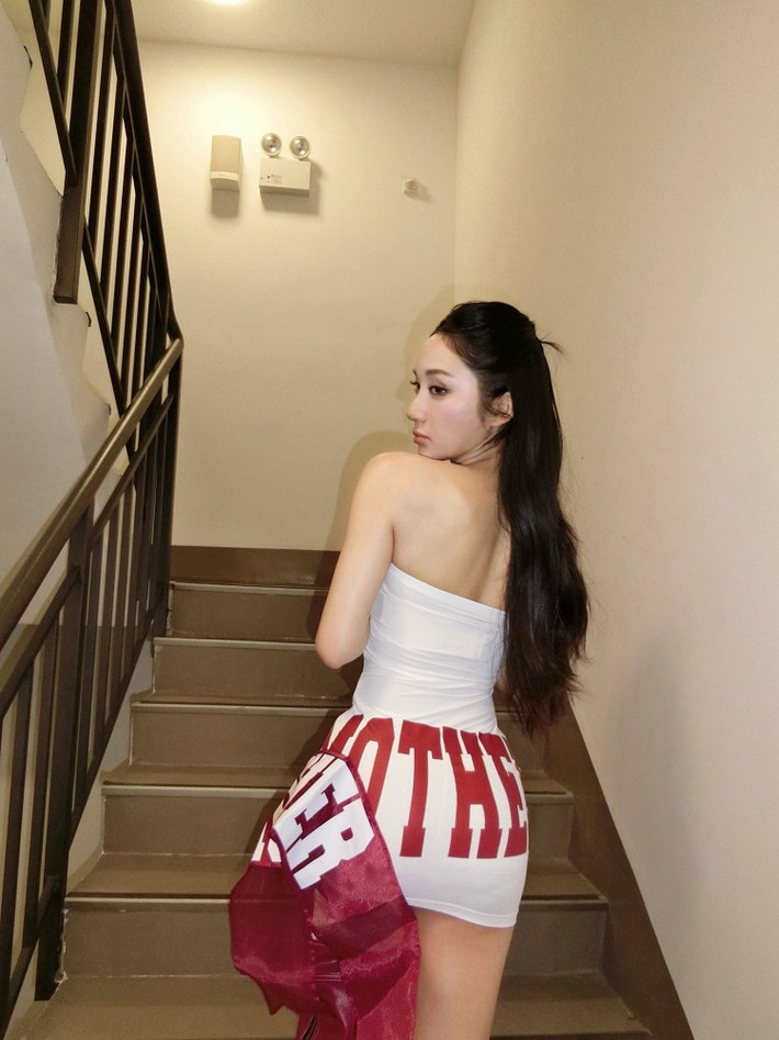 Thời gian gần đây, Mina Young thường xuyên chọn những thiết kế trễ nải và phóng khoáng, tạo hiệu ứng thị giác mạnh mẽ.