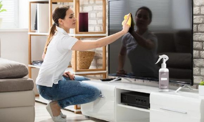 Việc lau bụi nhẹ mỗi tuần giúp TV sạch sẽ và phòng khách gọn gàng hơn.