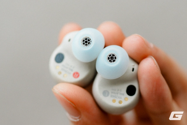 Dù các thế hệ mới cải thiện phần cứng micro, phần lớn tai nghe hiện nay vẫn chưa xử lý triệt để tiếng gió như cách XM4 từng làm. (Genk)