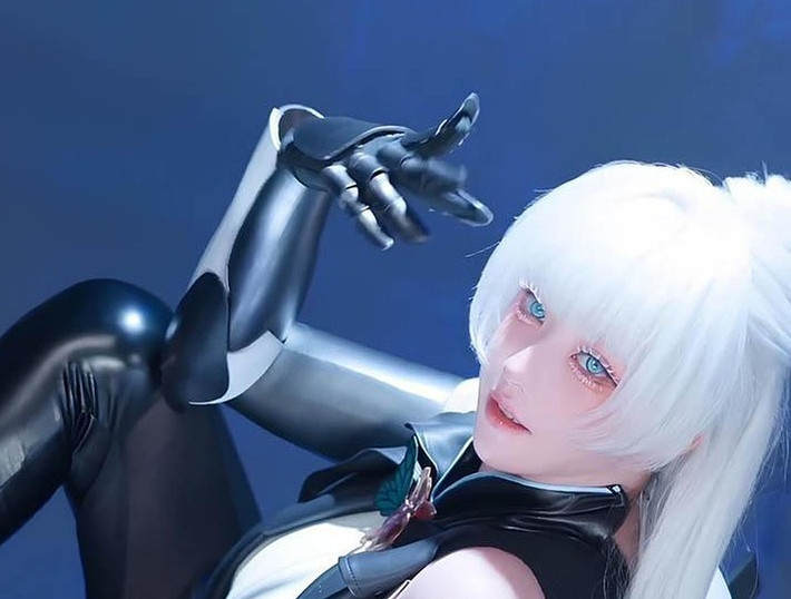 Loạt ảnh mới của cô mang phong cách nghệ thuật, kết hợp giữa cosplay và vẻ đẹp hình thể.