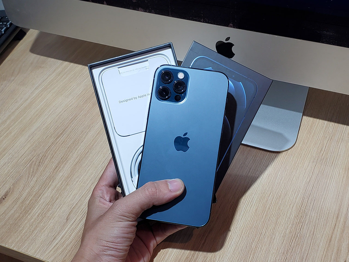 4. iPhone 12 Pro Max giá 11-13,5 triệu đồng, sở hữu màn hình 6,7 inch rộng rãi và kết nối 5G tốc độ cao.