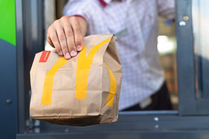 Dù vậy, CEO Chris Kempczinski khẳng định mục tiêu của McDonald's không phải thay thế con người bằng máy móc mà là tận dụng sức mạnh của AI để nâng cao hiệu quả vận hành, đồng thời vẫn duy trì chất lượng dịch vụ và sự thân thiện mà khách hàng kỳ vọng từ thương hiệu thức ăn nhanh hàng đầu thế giới này.