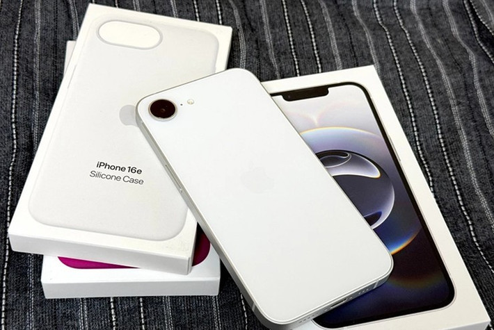 iPhone 16e nổi bật ở phân khúc giá rẻ khi vẫn có chip A18 mạnh mẽ, thiết kế nhỏ gọn, phù hợp người dùng muốn iPhone bền bỉ với chi phí thấp.