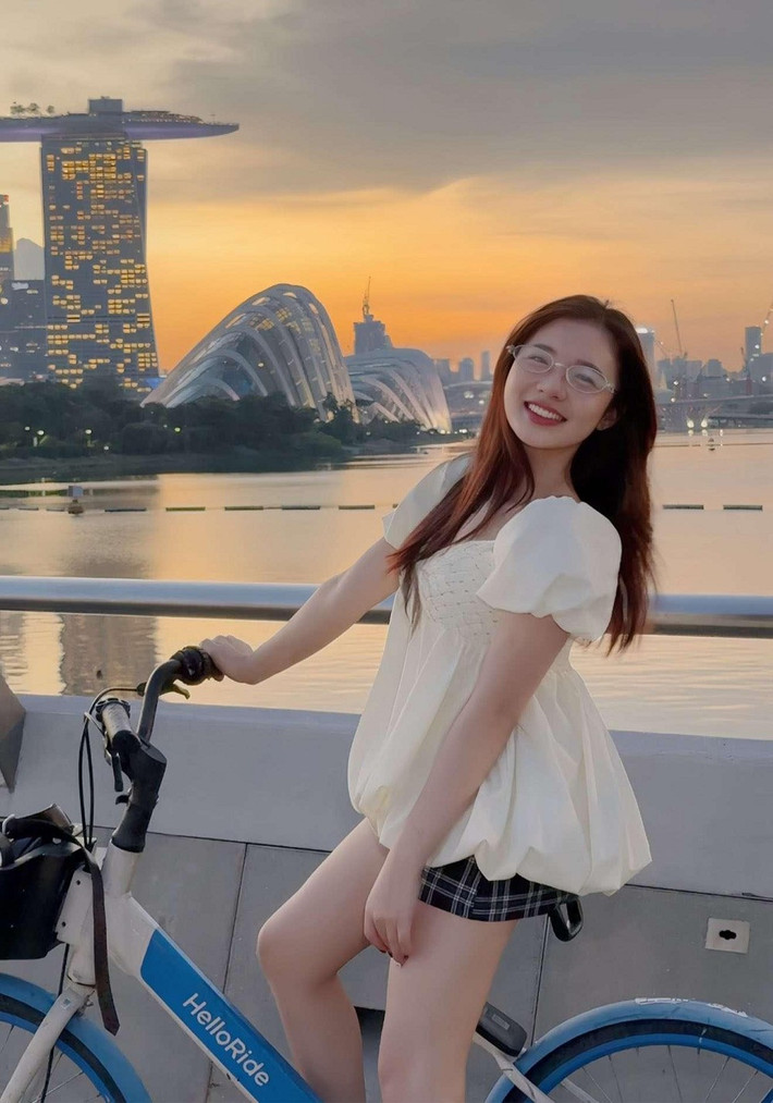 Cô cũng là “tôm mẹ” trung thành của đội tuyển Saigon Phantom, luôn đồng hành và cổ vũ hết mình.