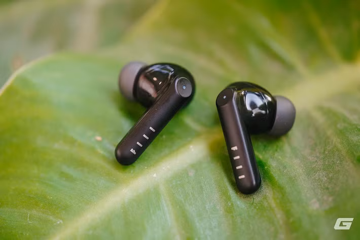 Thời lượng pin đạt 7,5 giờ, tổng cộng 35 giờ với hộp sạc, giảm khi bật ANC.(Genk)