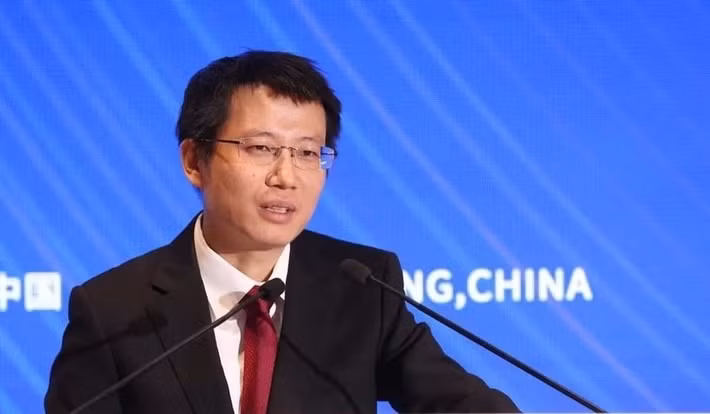 Từ một kỹ sư trẻ suýt phá sản, Trần Thiên Thạch nay là người giàu thứ 3 thế giới dưới 40 tuổi.