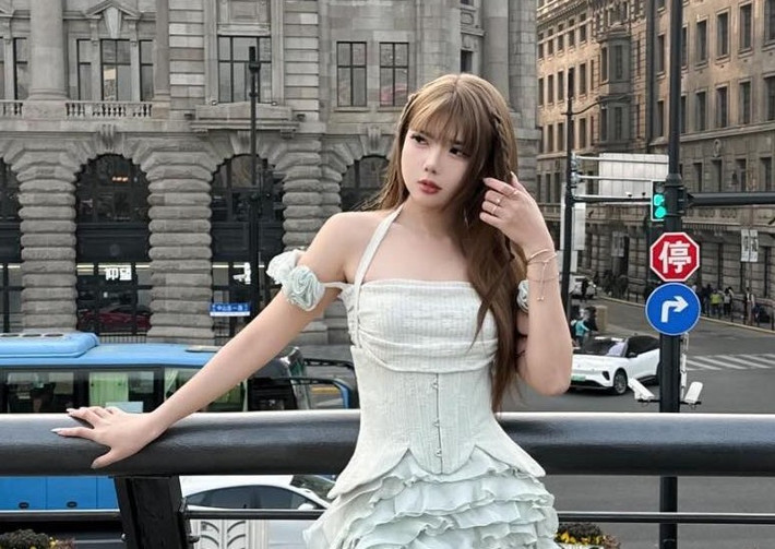 Cô nổi tiếng với phong cách stream thân thiện, kỹ năng chơi game tốt và ngoại hình cuốn hút.