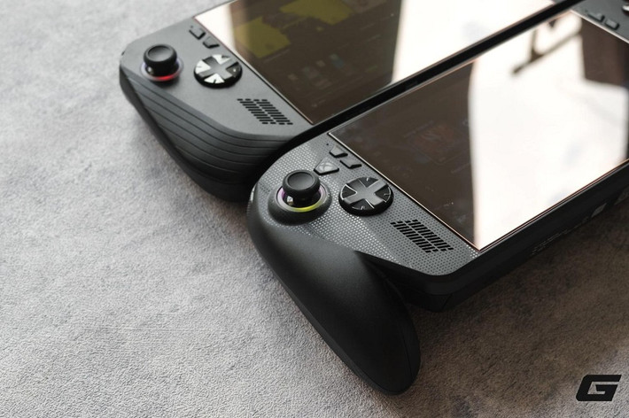 Các nút bấm bố trí hợp lý hơn, đặc biệt là cụm trigger Hall Effect với phản hồi rung, tái hiện cảm giác lái xe và hành động sống động.(Ảnh: Genk)