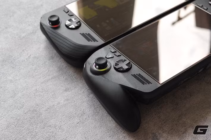 Các nút bấm bố trí hợp lý hơn, đặc biệt là cụm trigger Hall Effect với phản hồi rung, tái hiện cảm giác lái xe và hành động sống động.(Ảnh: Genk)