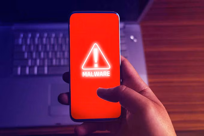 Chính cơ chế này đã mở ra cơ hội cho các loại mã độc tiên tiến lợi dụng, đặc biệt là thông qua các thành phần như vi xử lý phụ, chip baseband hay các tín hiệu Bluetooth và NFC vẫn âm thầm duy trì kết nối với môi trường bên ngoài.