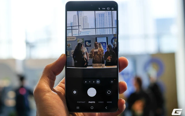 Nhờ sức mạnh của Gemini 3, người dùng chỉ cần khoanh tròn là hệ thống có thể quét toàn bộ ngữ cảnh và trả về kết quả liên quan. (Ảnh: Genk)