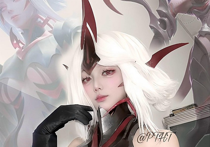 Mới đây, nữ coser Việt Phan Thị Hoài Thương khiến cộng đồng game thủ xôn xao với màn hóa thân cực ấn tượng thành Violet Huyết Ma Thần.