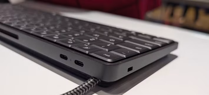 Thiết bị hỗ trợ cấu hình lên tới 64GB RAM DDR5 và 2TB SSD, đủ sức đáp ứng nhu cầu văn phòng, đa nhiệm và các tác vụ AI cơ bản.