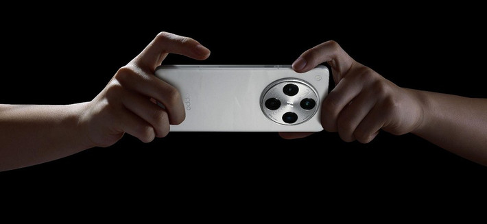 Pin gần 5.500 mAh cùng sạc nhanh 80W giúp Find X8 vượt trội về tốc độ nạp so với iPhone 17.