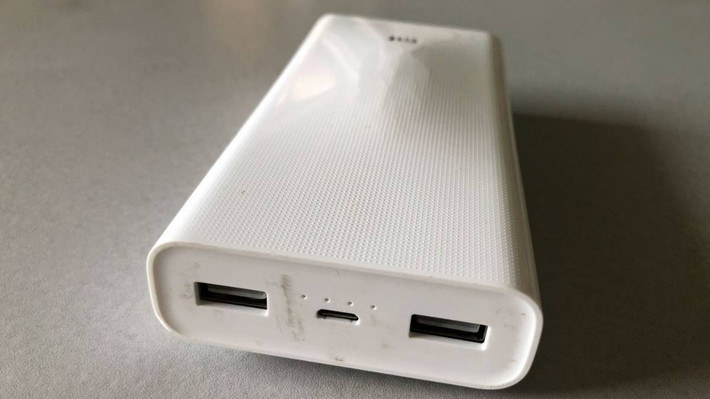 Dấu hiệu phồng pin và phát ra mùi lạ là cảnh báo nguy hiểm, có thể dẫn đến cháy nổ.