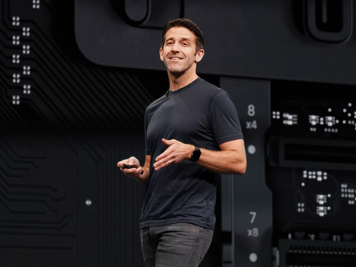 Gần đây Ternus xuất hiện dày đặc tại các sự kiện, được truyền thông Apple “rọi đèn” mạnh mẽ