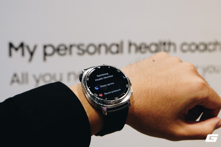 Galaxy Watch8 tích hợp tính năng Bedtime Guidance, phát hiện ngưng thở khi ngủ và theo dõi áp lực mạch máu.(Ảnh: Genk)