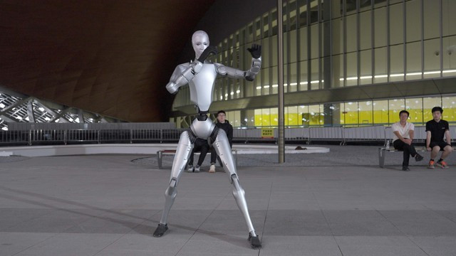 Những màn trình diễn võ thuật của robot hình người đang khiến cộng đồng công nghệ vừa phấn khích vừa không khỏi lo ngại về tương lai đối đầu người - máy.