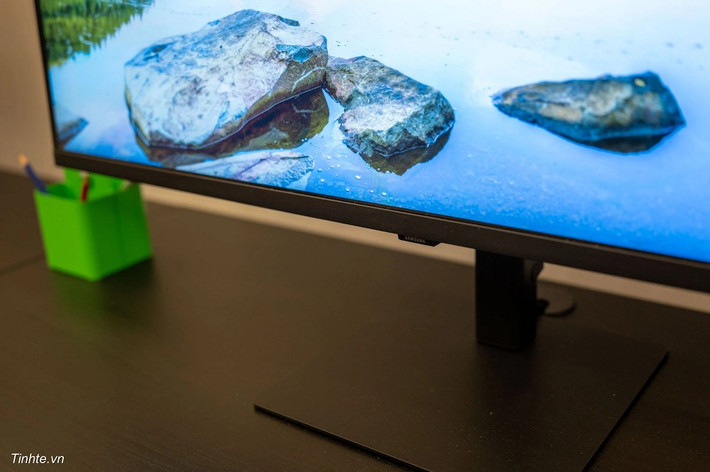 Với thiết kế công thái học và tính năng hiện đại, ViewFinity S8 37 inch nâng tầm hiệu suất làm việc.(Ảnh: tinhte.vn)