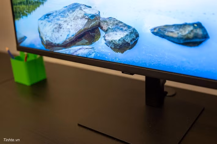 Với thiết kế công thái học và tính năng hiện đại, ViewFinity S8 37 inch nâng tầm hiệu suất làm việc.(Ảnh: tinhte.vn)