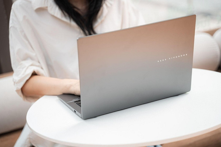 Màn hình OLED chuẩn màu cùng AI tóm tắt tài liệu giúp sinh viên chạy deadline dễ dàng và bảo vệ mắt tốt hơn.