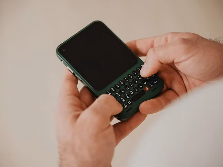 Bên trong là chip MediaTek 5G IoT tiến trình 4nm, pin 4.000 mAh silicon carbon, bộ nhớ trong 256 GB và hỗ trợ thẻ nhớ microSD tới 2 TB.