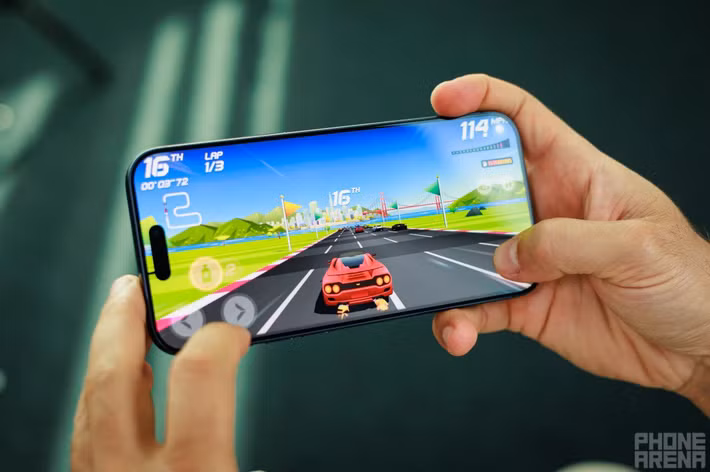 Các dòng iPhone cao cấp hiện nay đã đủ khả năng xử lý nhiều tựa game AAA với chất lượng đồ họa ấn tượng, nhưng điểm yếu lớn nhất vẫn nằm ở khả năng duy trì hiệu năng dài hạn, đặc biệt trong các phiên chơi kéo dài hoặc khi chạy những trò chơi có đồ họa phức tạp yêu cầu sức mạnh xử lý liên tục. (Ảnh: Phonearena)
