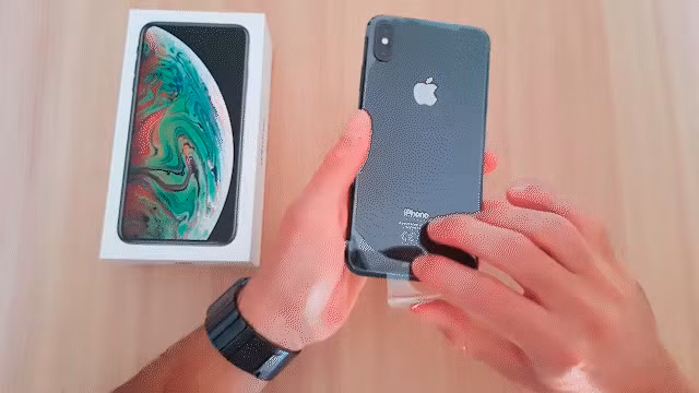 Kể từ chiếc iPhone đầu tiên ra mắt năm 2007, Apple vẫn giữ triết lý thiết kế này dù hộp đựng đã thay đổi đáng kể theo thời gian nhằm tối ưu vận chuyển và giảm tác động môi trường, đặc biệt từ thế hệ iPhone 12 khi hãng loại bỏ củ sạc và tai nghe EarPods khỏi hộp.