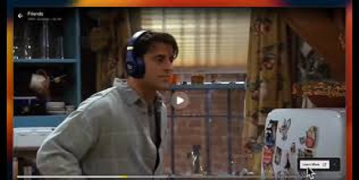 Trong “Friends”, Joey lại đeo tai nghe Beats đời mới, tạo ra sự lệch dòng thời gian rõ rệt.