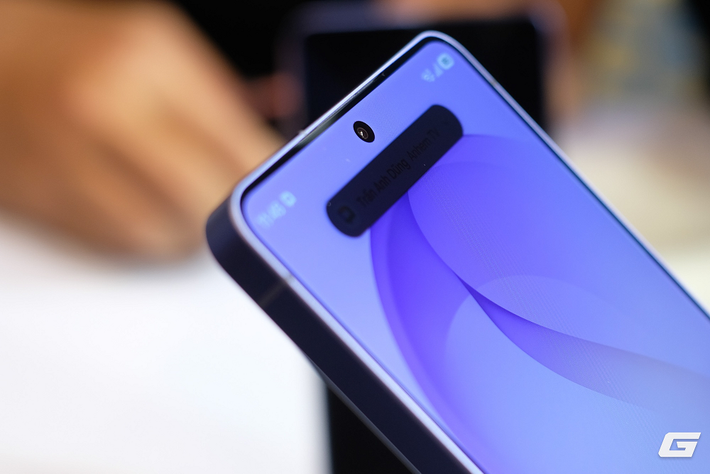 Người dùng báo cáo hiện tượng răng cưa, lem màu và mỏi mắt khi sử dụng lâu. (Ảnh: Genk)