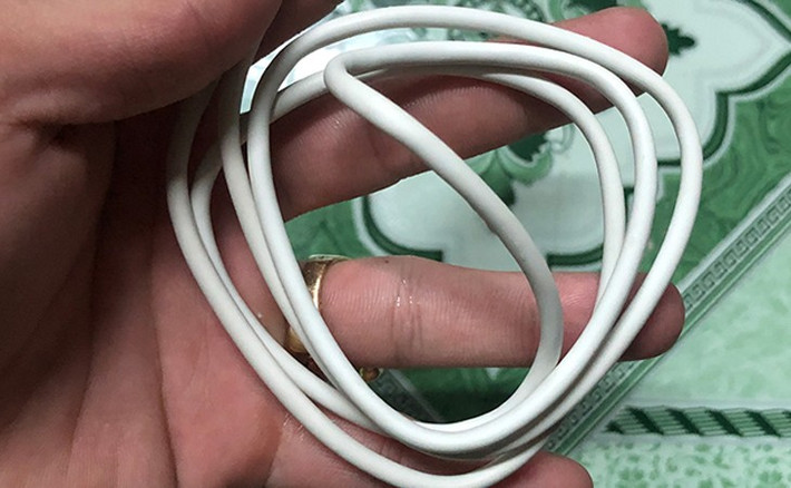 Đừng quên vệ sinh dây cáp phía sau, nơi bụi thường tích tụ nhiều nhất.