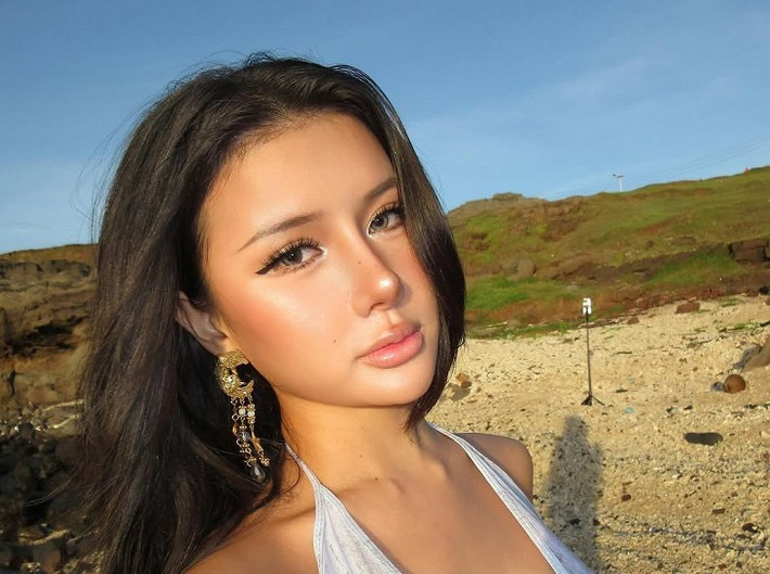 Không ít người ví Xuân Ca như “thiên thần Victoria’s Secret phiên bản Halloween” nhờ thần thái lạnh lùng, gợi cảm.