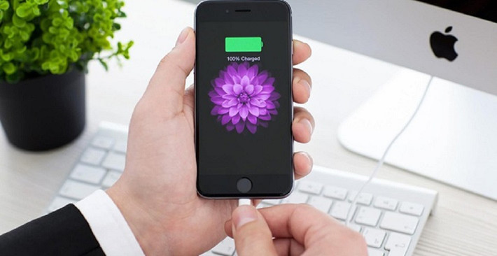 Theo anh, pin lithium-ion trong iPhone sẽ lão hóa nhanh hơn nếu bị sạc đầy liên tục.