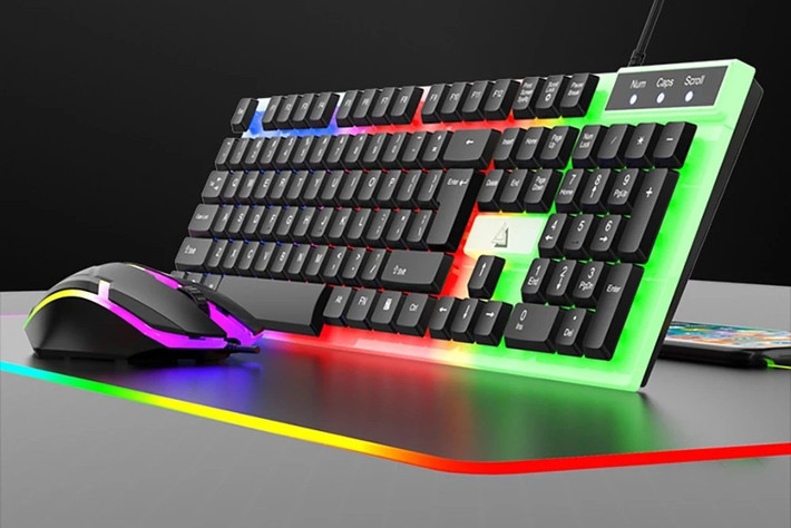 Bàn phím cơ đa sắc giúp góc làm việc sinh động hơn nhờ màu sắc nổi bật và cảm giác gõ “đã tay”.